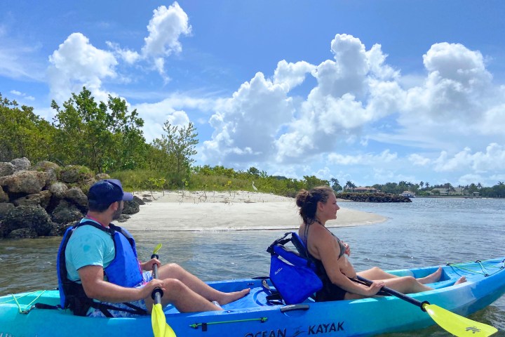 couple kayaking Peanut Island